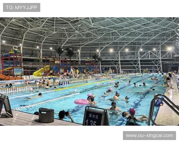 激烈角逐水花飞溅，泳池赛场见证速度与荣耀